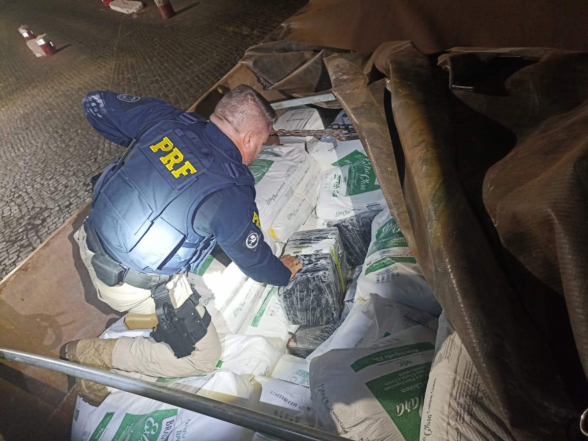 Carga estava escondida em carregamento de farinha de trigo (Divulgação PRF)