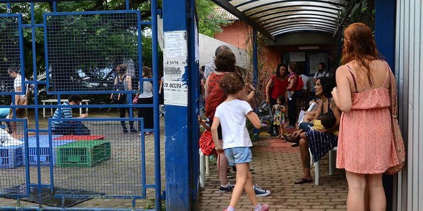 Mães e pais aguardam filhos em creche de São Paulo: objetivo do projeto é organizar as filas para ingresso nos estabelecimentos de educação básica da rede de ensino (Nesonl / Agência Senado)