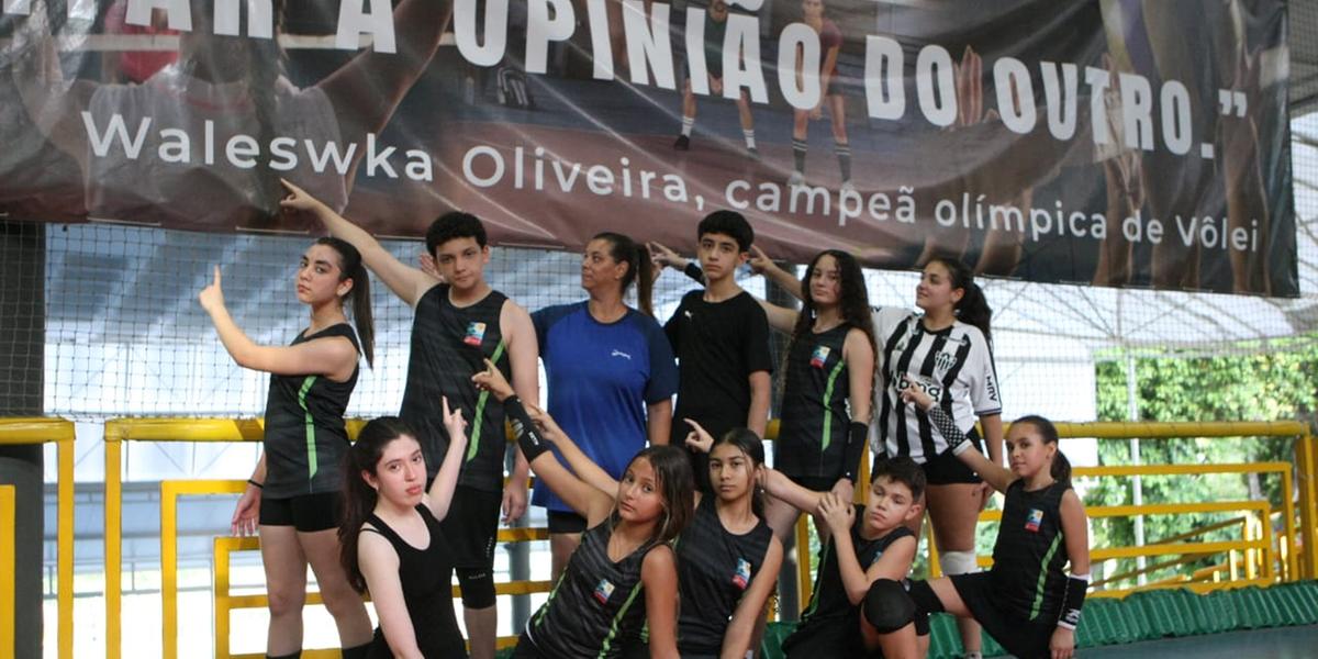 Jovens torcedores ficaram abalados com a morte da ex-atleta da Seleção Brasileira de Vôlei (Mauricio Vieira/ Hoje em Dia)