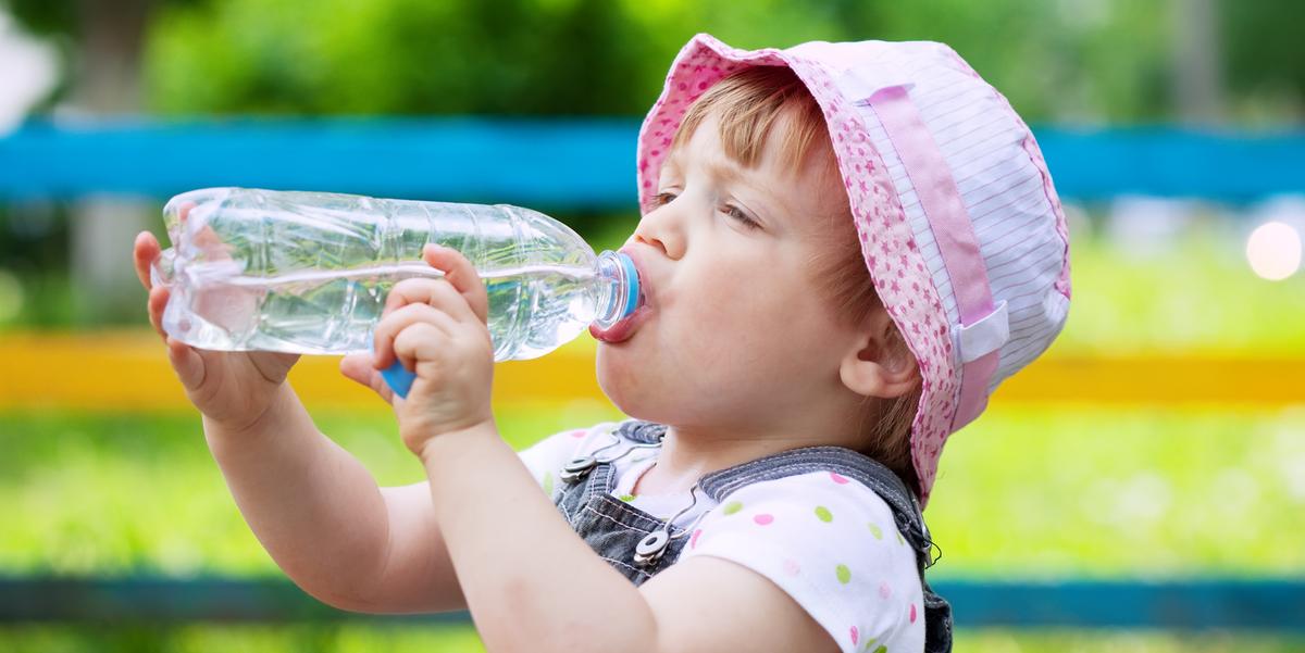É importante se atentar para a ingestão de água, evitando sua substituição por bebidas adocicadas, como refrigerantes (Bearfotos/Freepik)