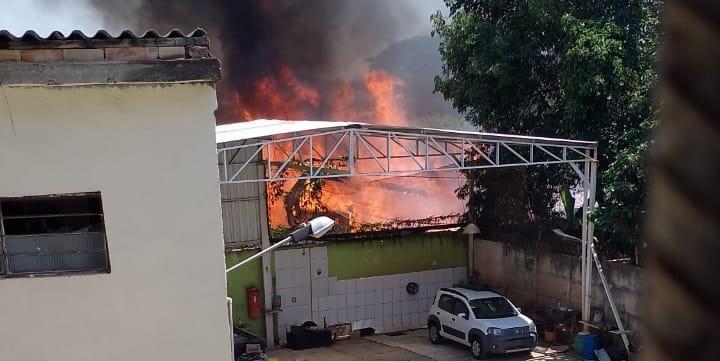 Incêndio colocou em risco outros veículos em lote ao lado do galpão (Divulgação CBMMG)