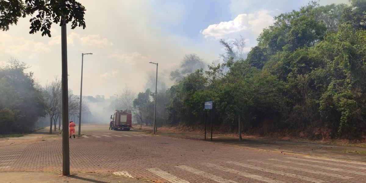 De acordo com os bombeiros, um prédio mais próximo que, segundo informações, possui armazenamento de vacinas, foi evacuado (Divulgação / CBMMG)