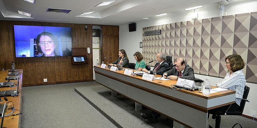 Paulo Paim presidiu a reunião da CDH, em que foram ouvidos especialistas nas relações de trabalho (Pedro França / Agência Senado)