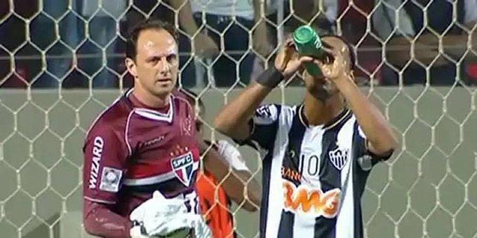 Ceni entrega garrafinha de água para Ronaldinho Gaúcho (Reprodução  /Twitter Atlético)