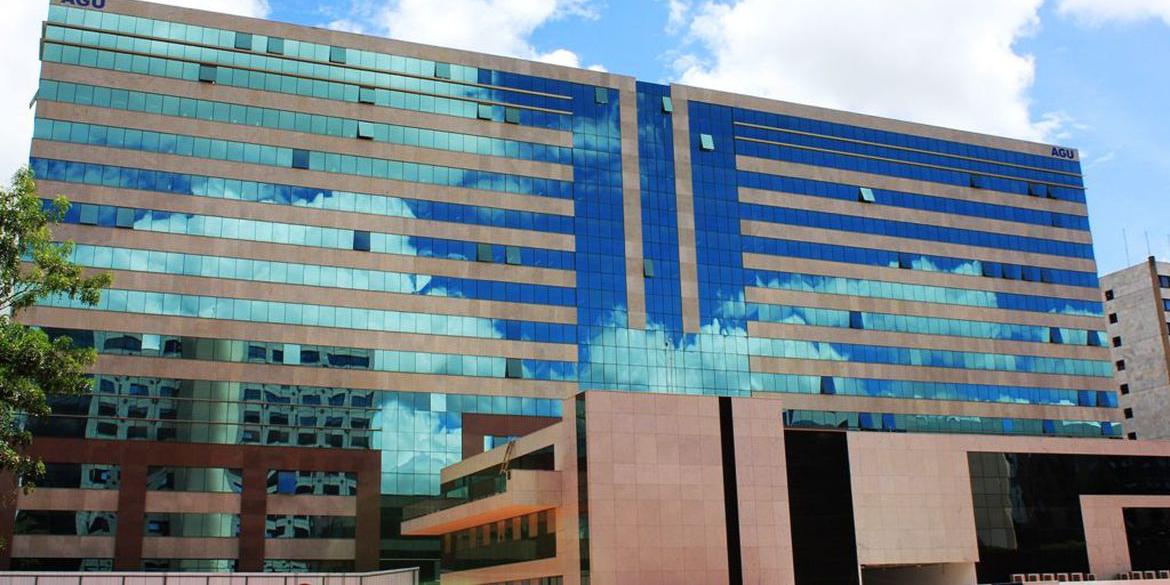 Fachada do edifício sede da Advocacia-Geral da União (AGU), localizado no Setor de Autarquias Sul em Brasília (Wesley Mcallister/AscomAGU)