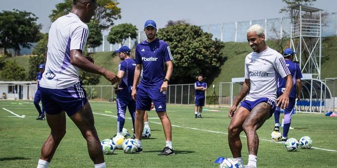Matheus Pereira volta a trabalhar com o grupo na Toca II (Gustavo Aleixo / Cruzeiro)