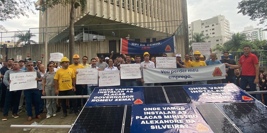 De acordo com os manifestantes, mais de mil projetos foram cancelados e/ou bloqueados; eles temem demissões em massa nos próximos meses no setor (Fernando Michel / Hoje em Dia)