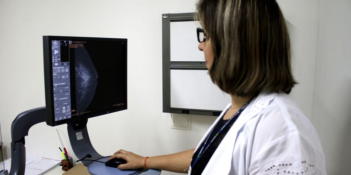 A estimativa do Instituto Nacional de Câncer (Inca) é que - entre 2023 a 2025 - sejam diagnosticados quase 74 mil novos casos de câncer de mama no país (Rodrigo Nunes / MS)