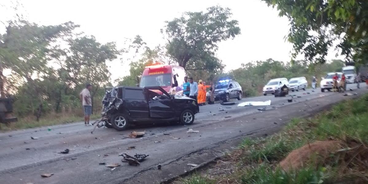 Três pessoas morrem em acidente entre carro e caminhão na MG-423, Oeste de Minas