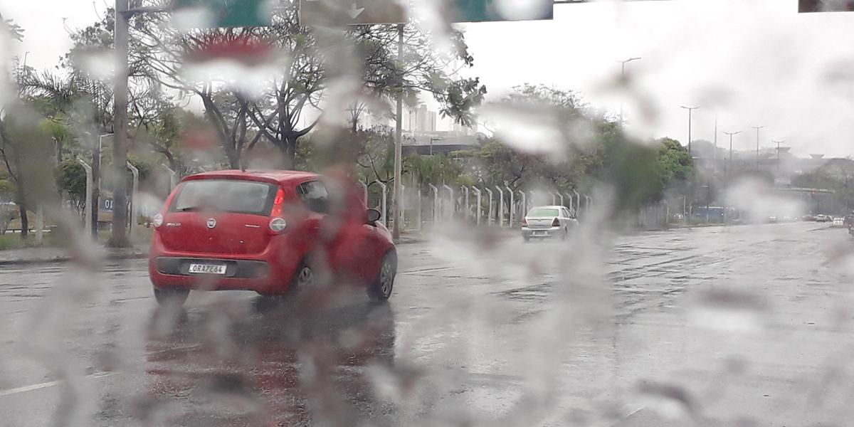 Moradores de BH podem receber os alertas de risco de chuvas fortes, granizo e risco de deslizamentos pelo Canal Público da Defesa Civil (Maurício Vieira / Hoje em Dia)
