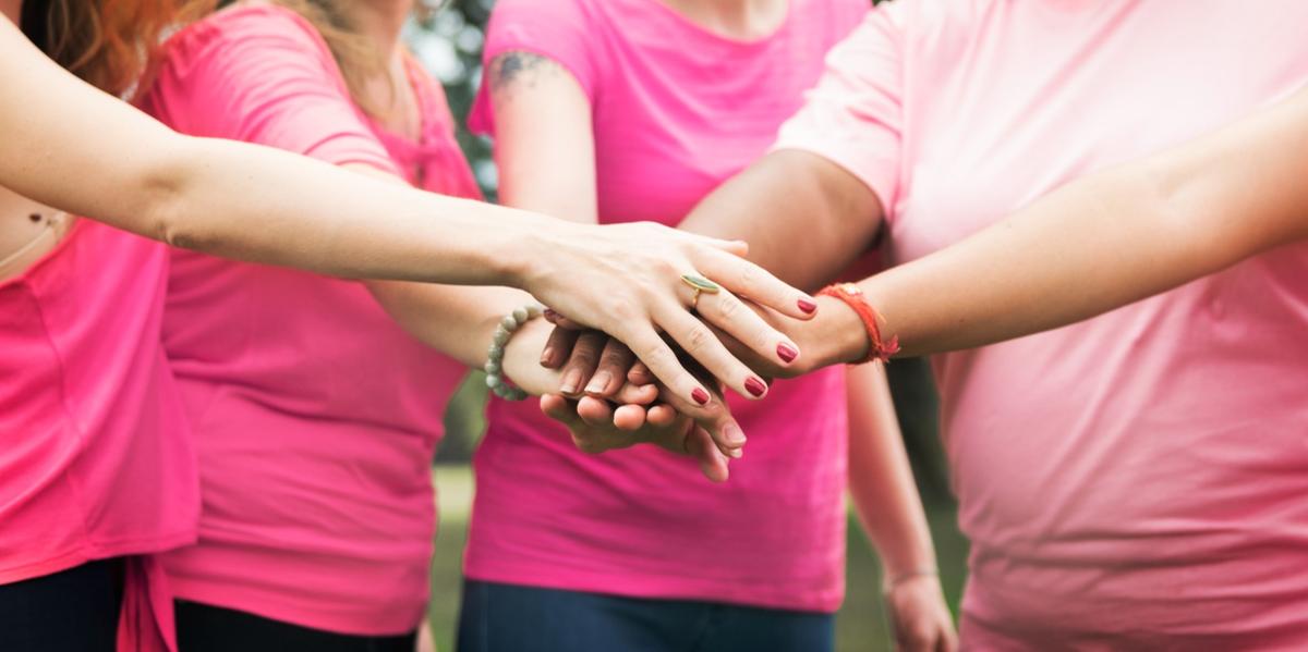 Outubro Rosa é a maior campanha de conscientização realizada no país, com objetivo de alertar as mulheres sobre a importância da prevenção e do diagnóstico precoce do câncer de mama (Freepik)