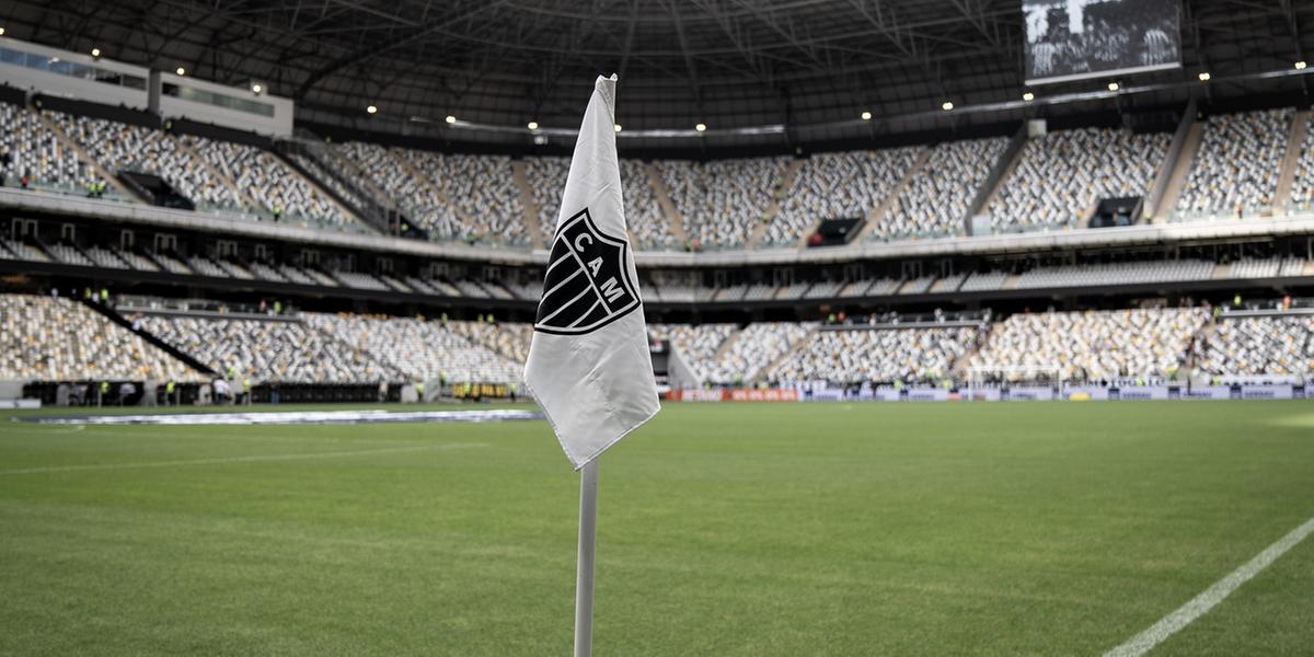 Falhas no gramado do estádio novo do Atlético estavam visíveis na derrota para o Coritiba (Daniela Veiga / Atlético)