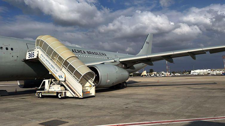 Brasileiros em Israel se preparam para serem repatriados em avião da FAB que chegou a Tel Aviv (X/Ministério das Relações Exteriores)