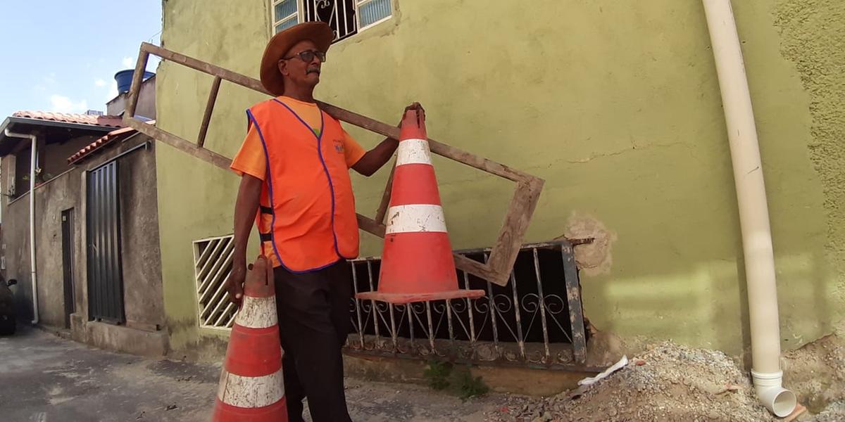 João Batista, de 66 anos, é voluntário há quase 30 anos no Conjunto Paulo VI, região Nordeste (Maurício Viera)