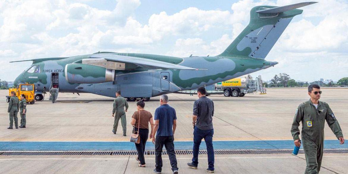 Terceiro avião da FAB com 69 resgatados da guerra em Israel chega ao Brasil