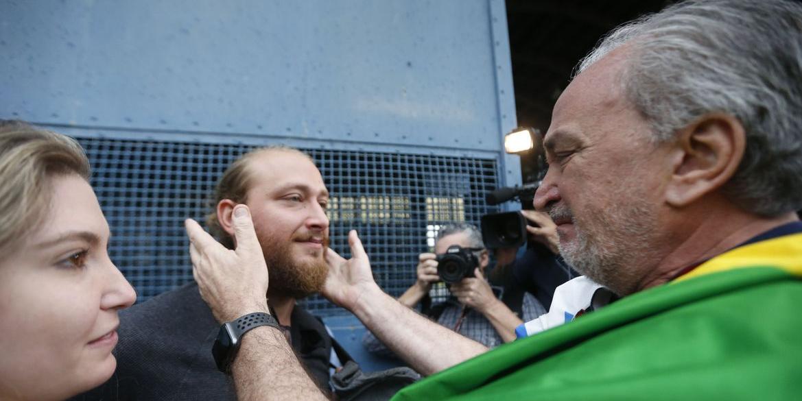 Rafael desembarcou no Brasil e foi recebido pelo pai e demais familiares (Paulo Pinto / Agência Brasil)