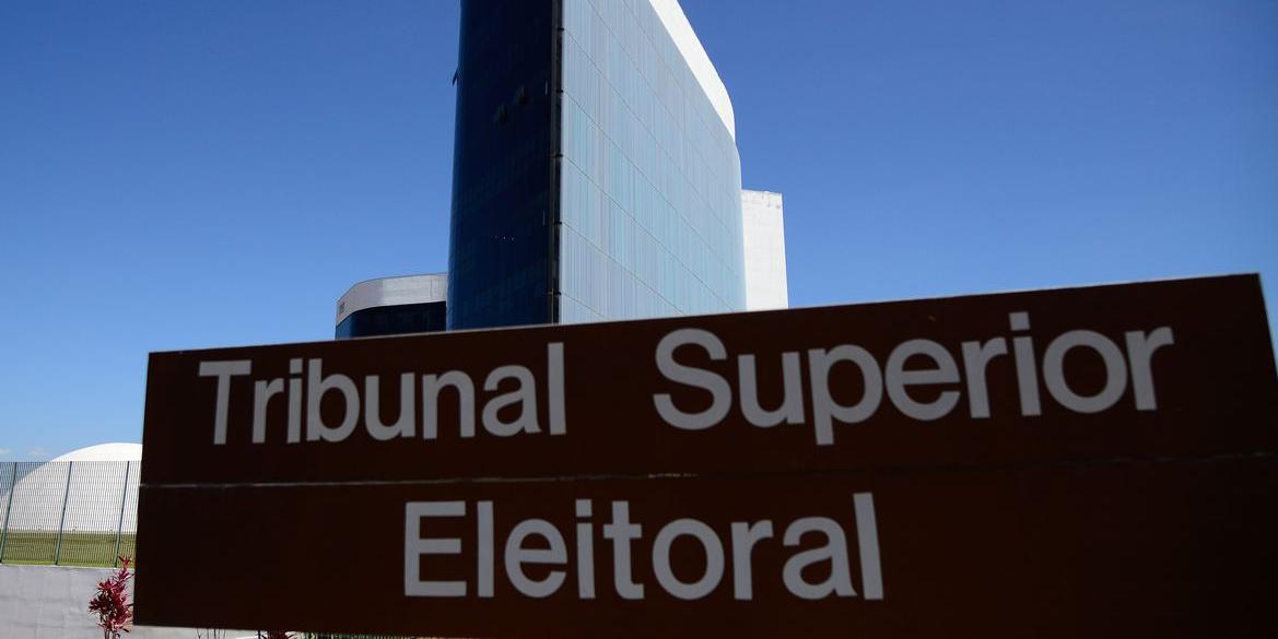 13 especialistas em informática, de seis estados, estão reunidos na sede do TSE (Marcello Casal Jr /Agência Brasil)