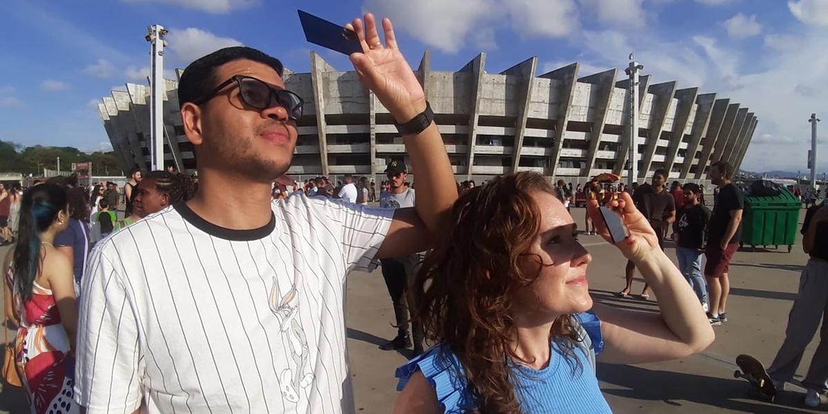 Casal acompanha eclipse solar anular na Esplanada do Mineirão (Maurício Vieira / Hoje em Dia)
