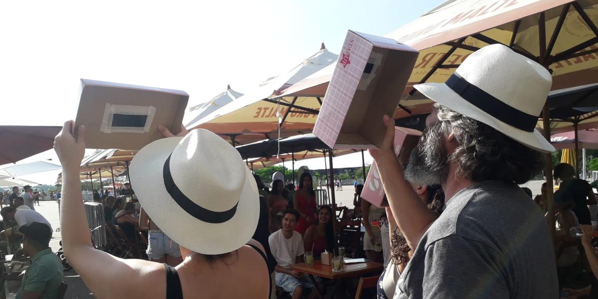 Centenas de pessoas acompanham eclipse solar anular na Esplanada do Mineirão (Maurício Vieira / Hoje em Dia)