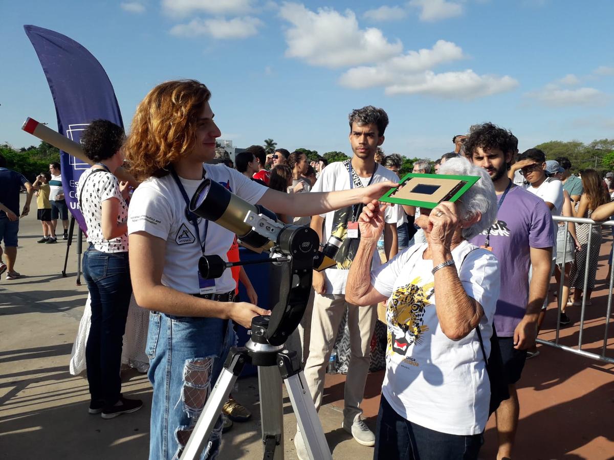 UFMG disponibiliza telescópio com um filtro especial para público acompanhar o eclipse (Maurício Vieira / Hoje em Dia)
