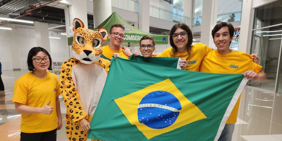 Brasília (DF) 17/010/2023 – Brasileiros ganharam cinco medalhas na competição.
Esq para direita - Larissa Midori_Mychel Segrini_Gustavo Mesquita_Hugo Fares_Davi Coutinho (OBA / Divulgação)