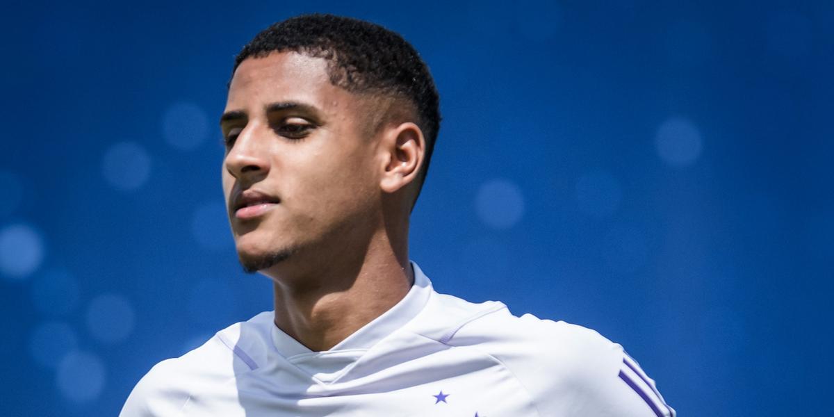 Fernando ganha a primeira chance com Zé Ricardo no profissional (Gustavo Aleixo / Cruzeiro)