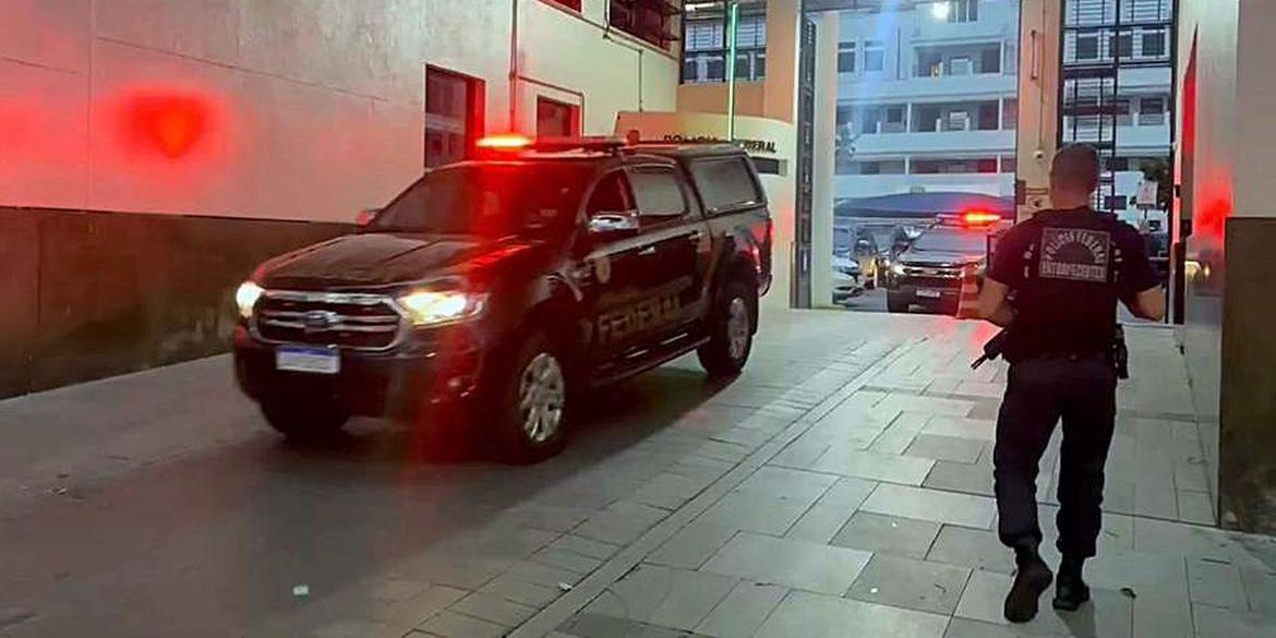 Duas viaturas da Delegacia de Roubos e Furtos de Cargas da Polícia Civil abordaram um caminhão carregado de maconha na divisa de São Paulo com o Rio de Janeiro (PF/RJ)