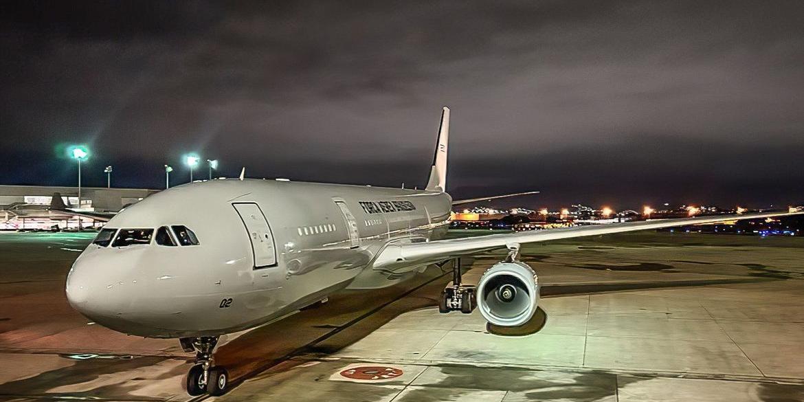 Aeronave KC-30 (Airbus A330 200), da FAB, pousou às 1h45 (horário de Brasília) com 215 brasileiros e 16 pets, após terem sido transportados em segurança das áreas de conflitos (Gov BR/ FAB)