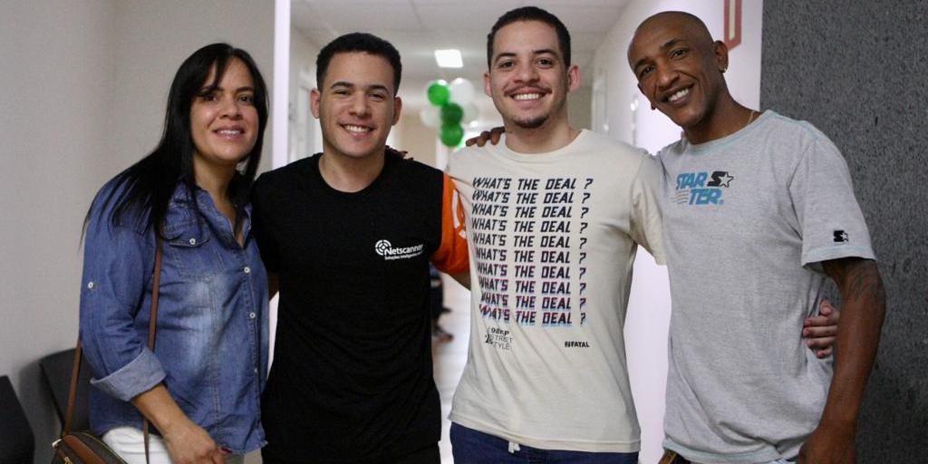 Os irmãos Júlio e César descobriram que também poderiam incluir o nome do Édson Meneses dos Reis, de 44 anos, a quem chamam de pai (Valéria Marques / Hoje em Dia)