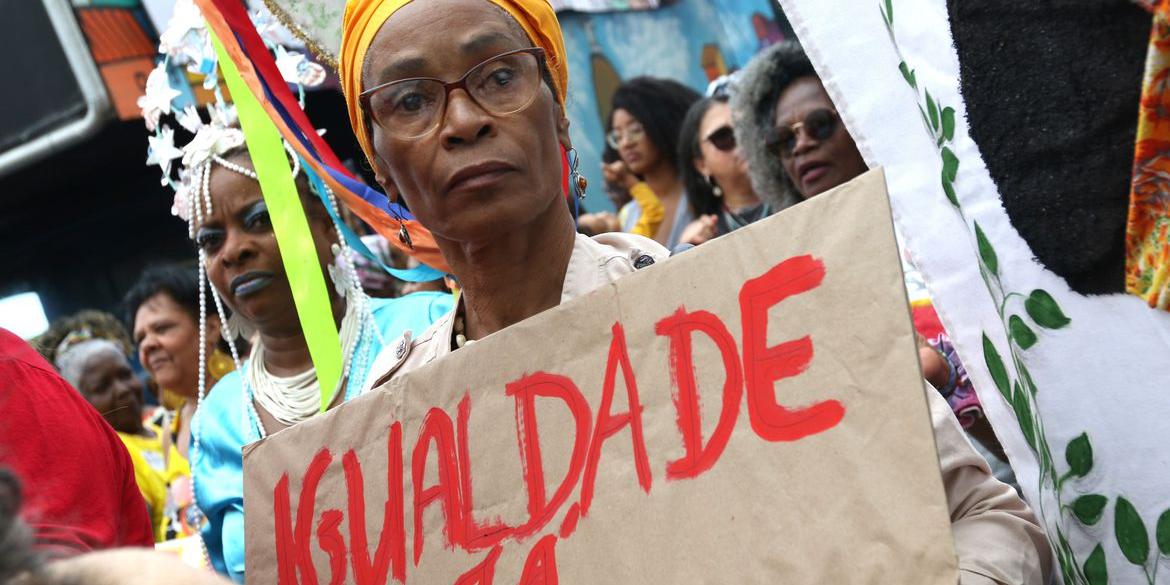 Rio de Janeiro (RJ), 30/07/2023 - IX Marcha das Mulheres Negras do Rio de Janeiro, na praia de Copacabana, zona sul da cidade (Tânia Rêgo/Agência Brasil)