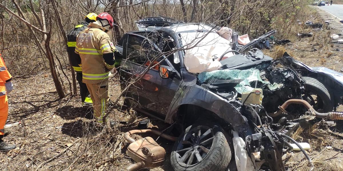 Homem morre e mulher e criança ficam feridos após carro bater de frente com carreta