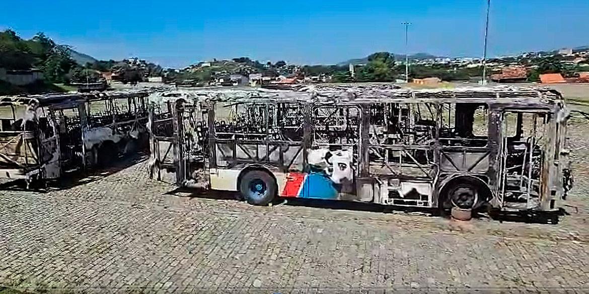 Consequências da onda da violência na zona oeste do Rio: dezenas de ônibus queimados (Rio Ônibus)