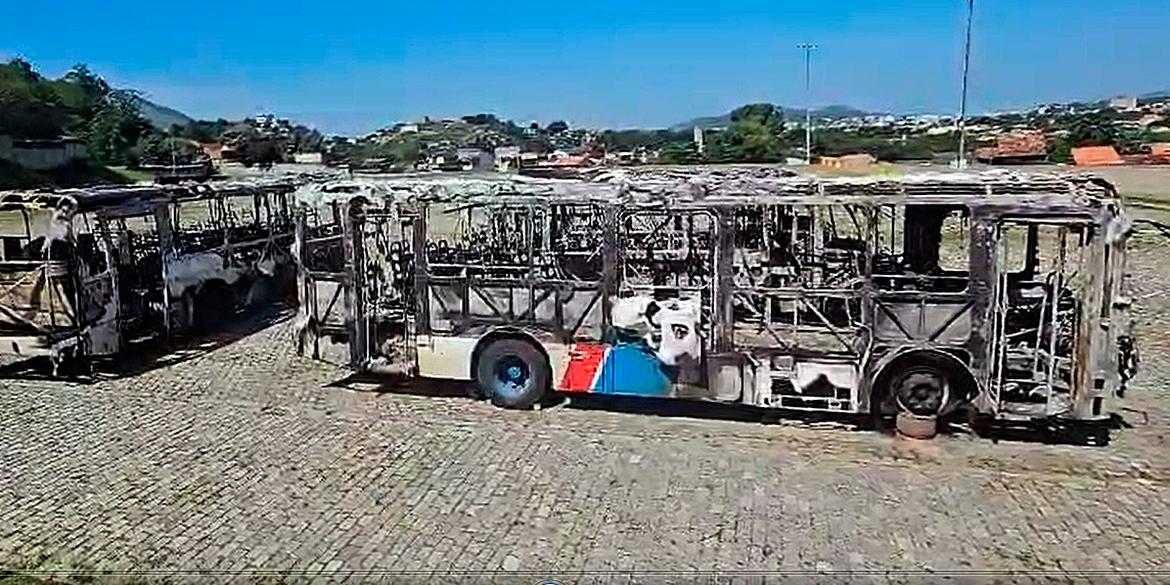Consequências da onda da violência na zona oeste do Rio: dezenas de ônibus queimados (Rio Ônibus)