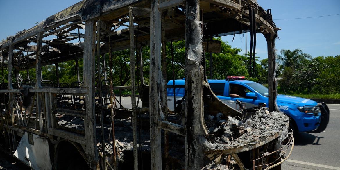 Carcaça de ônibus incendiado na Avenida Brasil, em Santa Cruz, zona oeste da capital fluminense (Tomaz Silva/Agência Brasil)