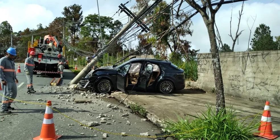 Porche fica destruída após batida em poste (Reprodução / Redes Sociais)