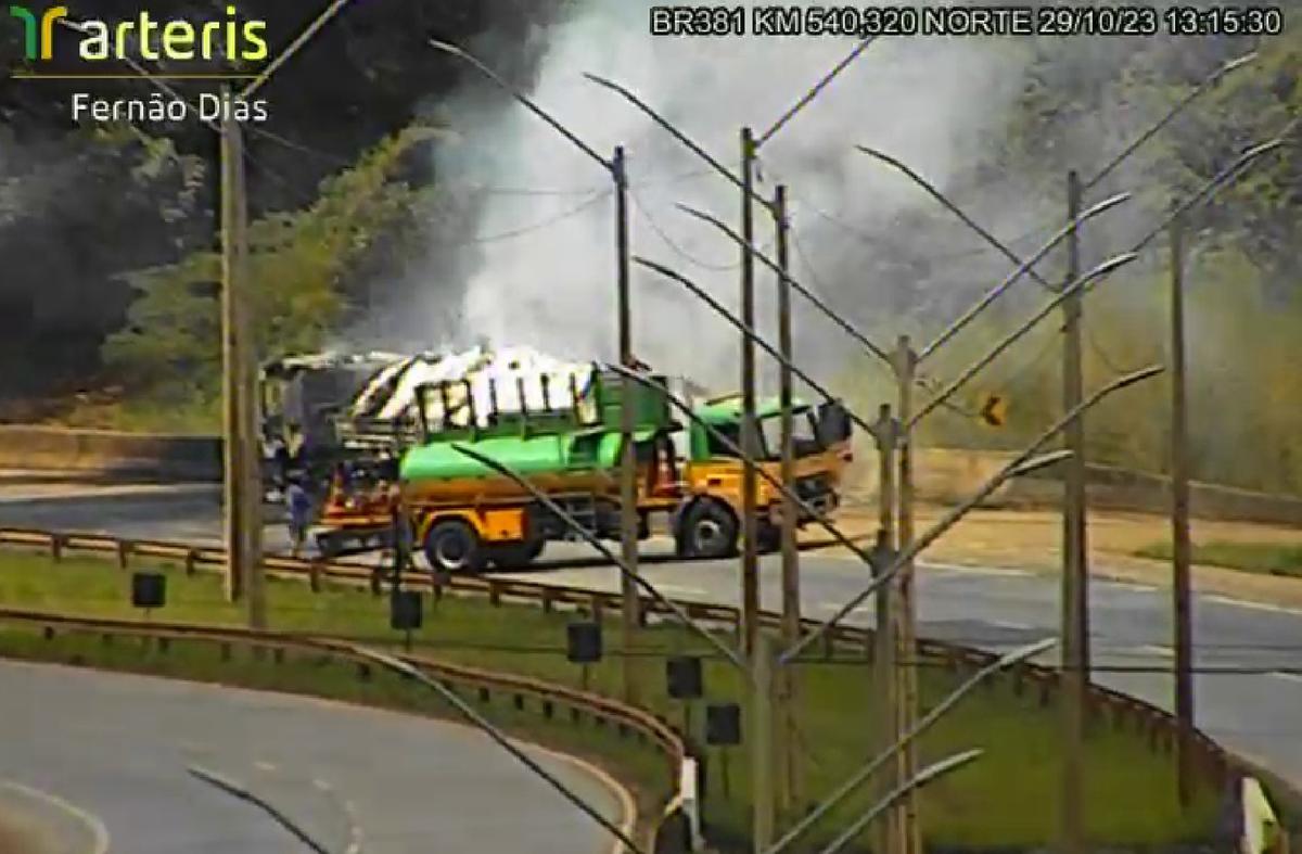 Carreta pega fogo na BR-381 (Reprodução / Twitter Arteris Fernão Dias)