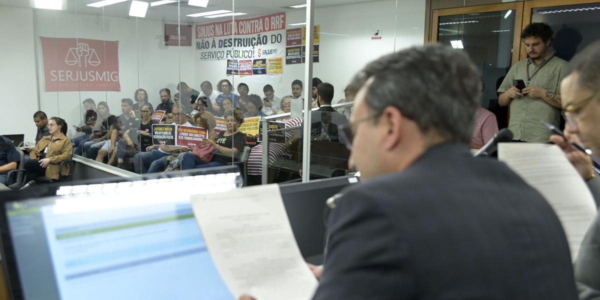 Reunião da CCJ foi acompanhada por servidores públicos de diversas categorias (Sarah Torres / ALMG)