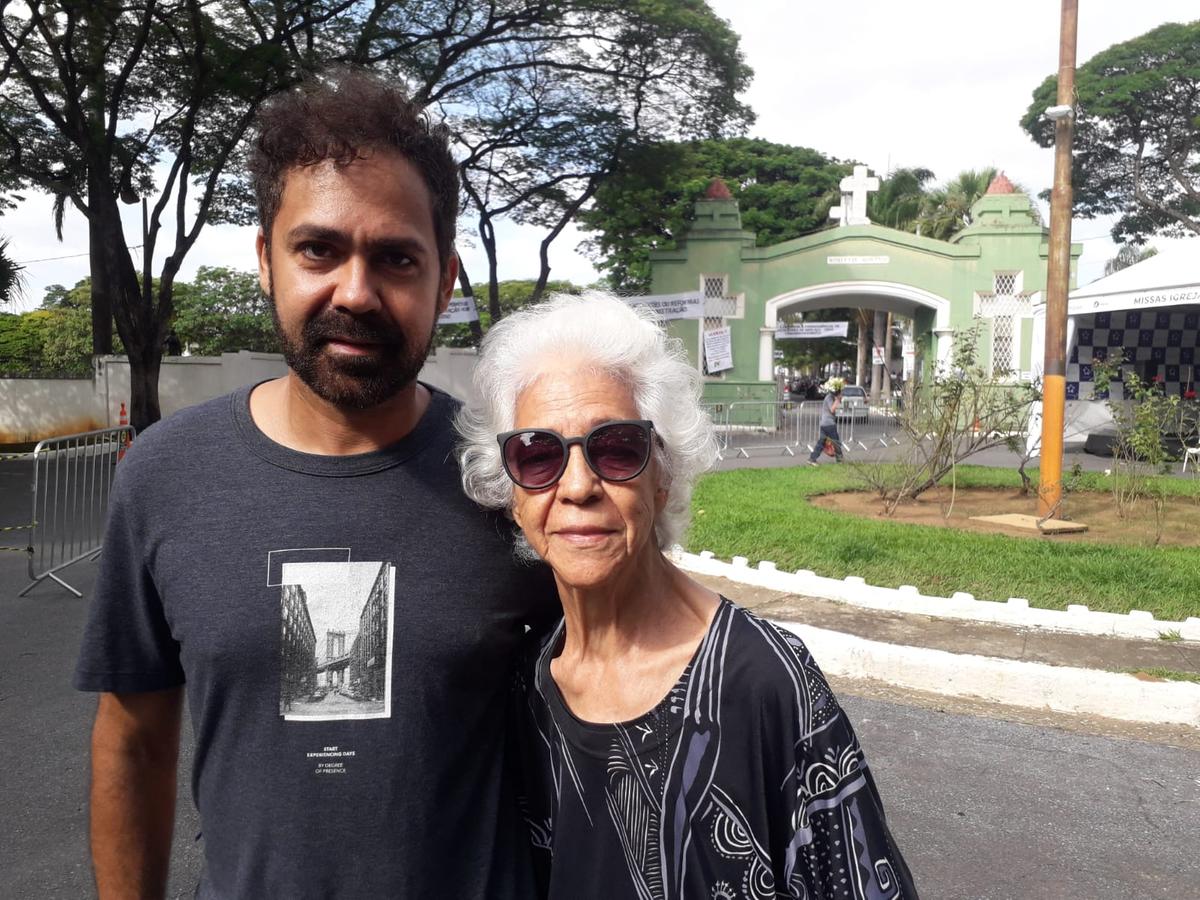 Emira e o filho Júlio visitam entes queridos no Cemitério do Bonfim