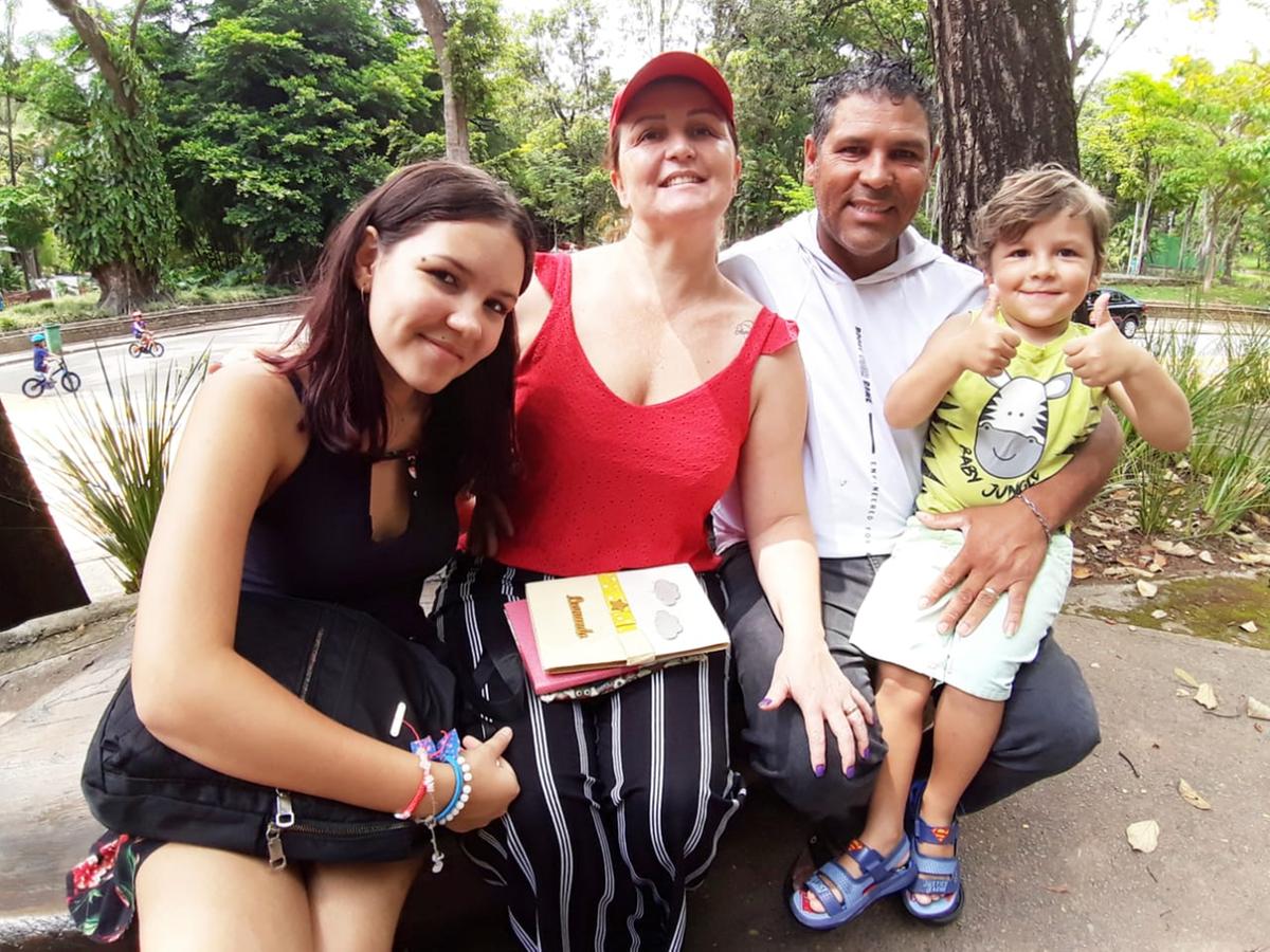 Andreza, Carlos Roberto e os filhos Leonardo e Ana