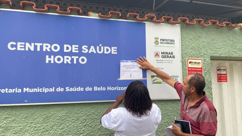 Funcionários pregam aviso orientando usuários a irem para outra unidade (Fernando Michel / Hoje em Dia)