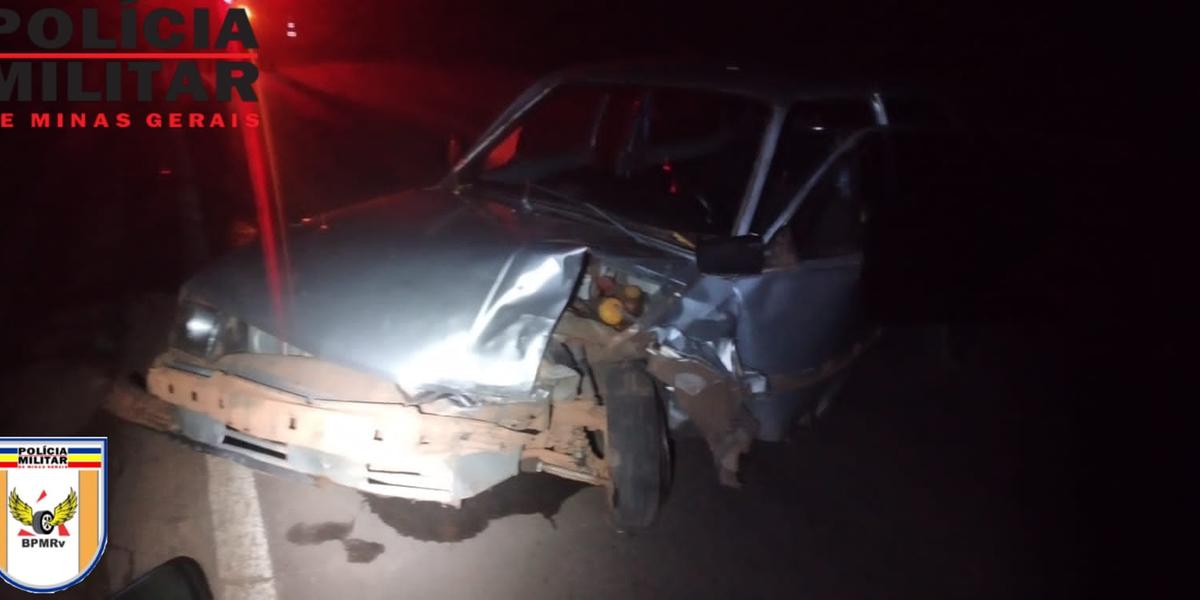 No domingo (5), nao km 544 da MG 265, em Alpinópolis, acidente envolvendo dois carros - um deles estava na contramão. (Divulgação / Polícia Militar Rodoviária)