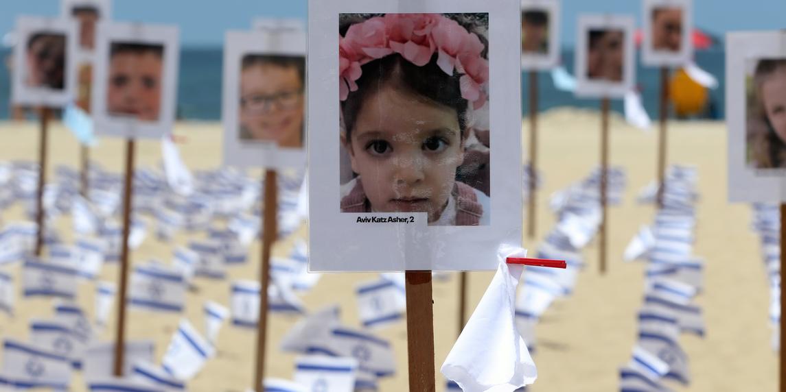 otografias de cerca de 30 crianças sequestradas e 1.400 bandeiras israelenses foram fincadas nas areias da Praia de Copacabana (Tânia Rego / Agência Brasil)