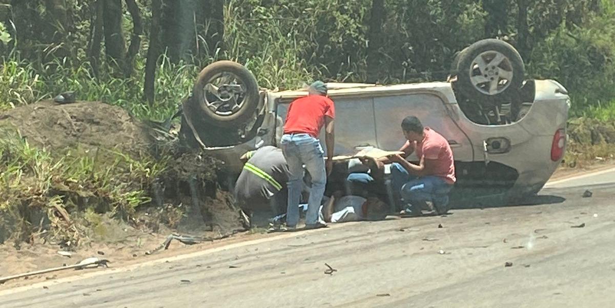 Um dos carros de passeio envolvido no acidente capotou (Reprodução / redes sociais)