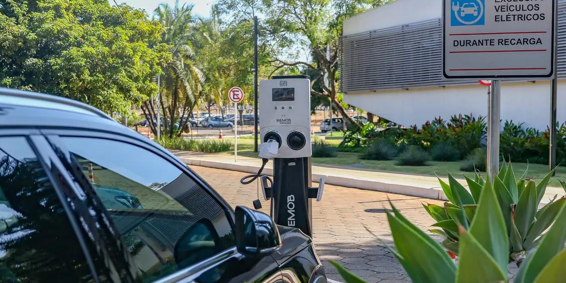 Carros híbridos plug-in, também movidos a combustíveis fósseis e recarregados na tomada, serão tarifados em 12% em janeiro de 2024 (José Cruz / Agência Brasil)