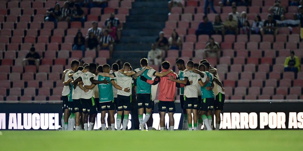 Elenco do Coelho reunido antes do jogo contra o Atlético no Estádio Parque do Sabiá em Uberlândia (Mourão Panda / América)