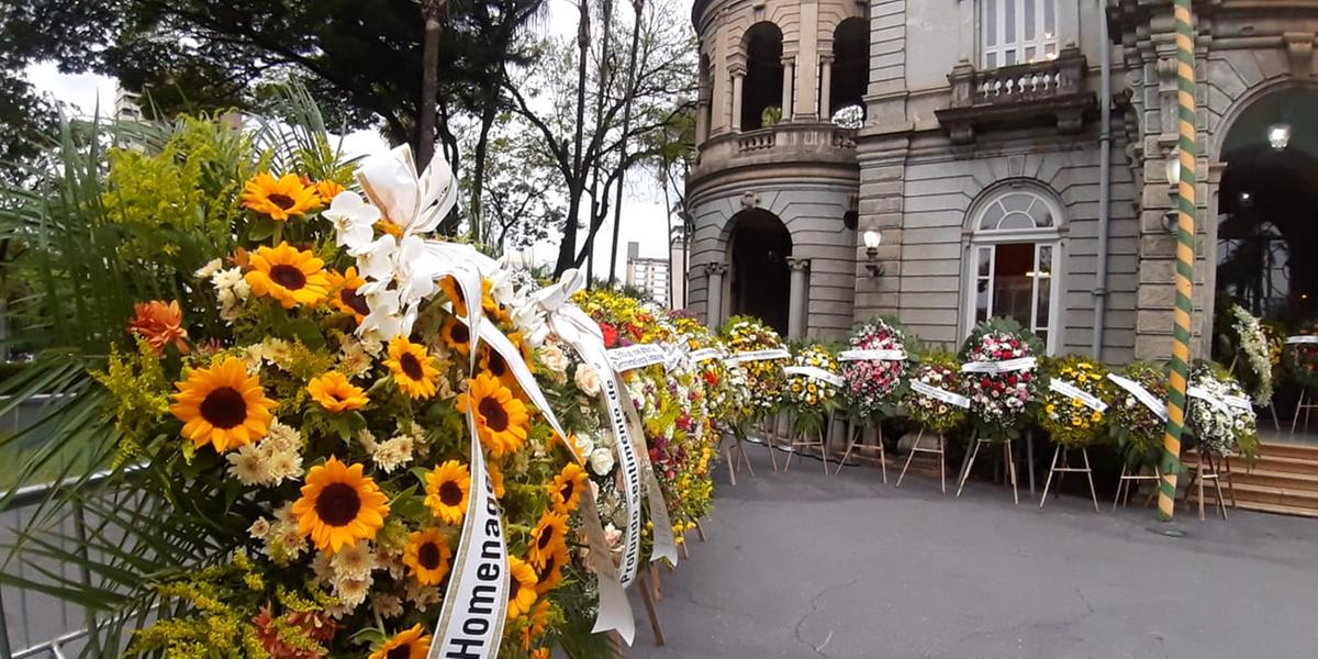 Dezenas de coroas de flores foram enviadas em homenagem a Alberto Pinto Coelho (Maurício Vieira / Hoje em Dia)