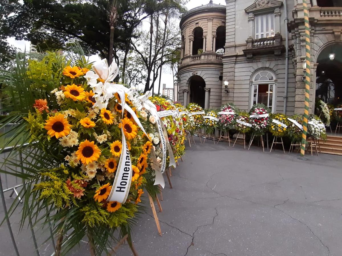 Dezenas de coroas de flores foram enviadas em homenagem a Alberto Pinto Coelho (Maurício Vieira / Hoje em Dia)