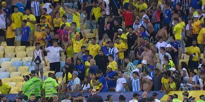 Torcedores de Brasil e Argentina brigam na arquibancada do