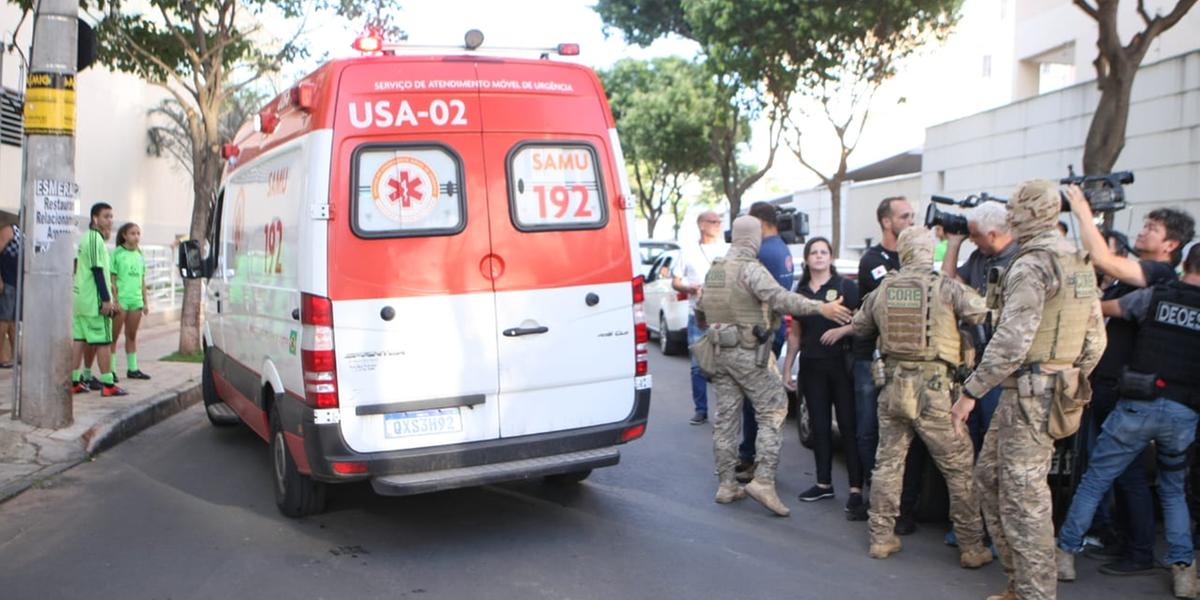 Após ficar mais de 30 horas trancada no apartamento, a delegada foi levada para um hospital na região Leste de BH (Maurício Vieira)