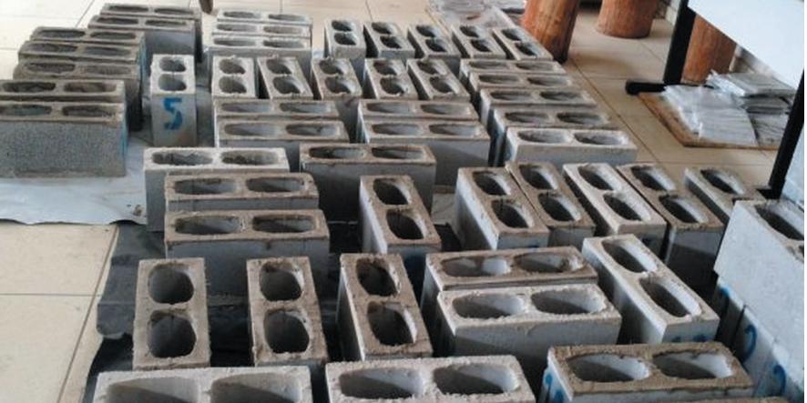 Resultados indicam que a substituição parcial de areia por “pó” de quartzito e a adição de fibras de coco podem melhorar propriedades dos blocos de concreto, como a resistência à compressão (Ufla/Divulgação)
